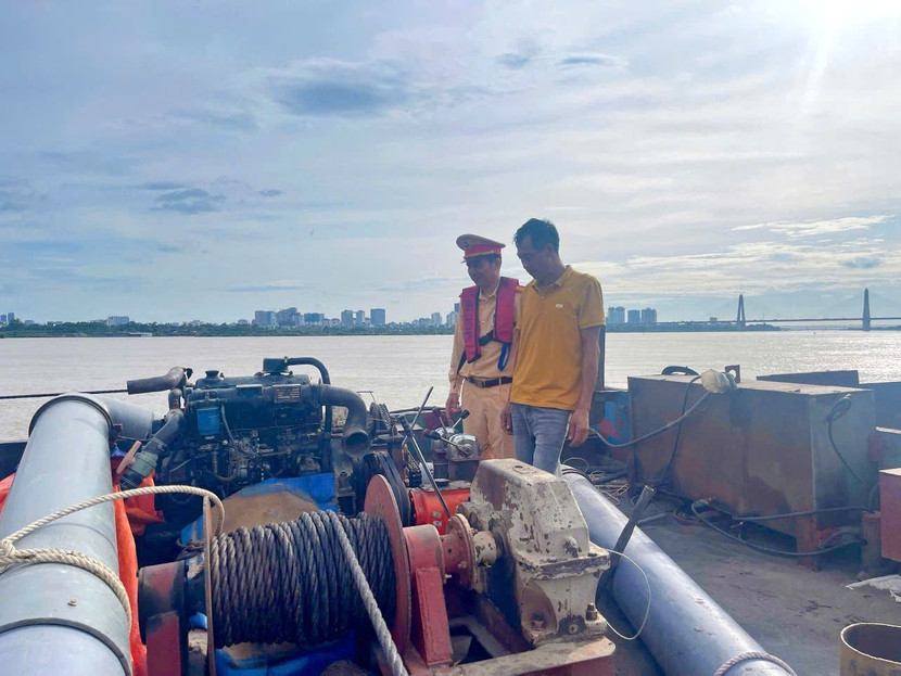 Thiết bị tời để nâng hạ vòi hút Thiết bị tời để nâng hạ vòi hút