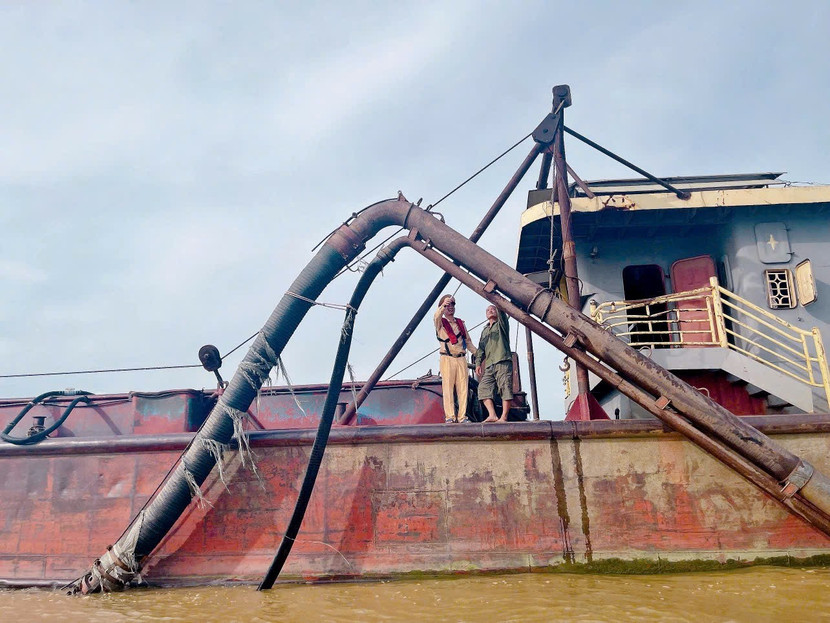 Cảnh sát giao thông kiểm tra, phát hiện phương tiện hút cát được giấu chìm dưới nước Cảnh sát giao thông kiểm tra, phát hiện phương tiện hút cát được giấu chìm dưới nước