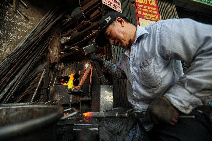 Ông Nguyễn Phương Hùng, chủ một bể lò rèn tại số nhà 26 phố Lò Rèn, là một trong những người thợ rèn cuối cùng ở phố cổ Hà Nội