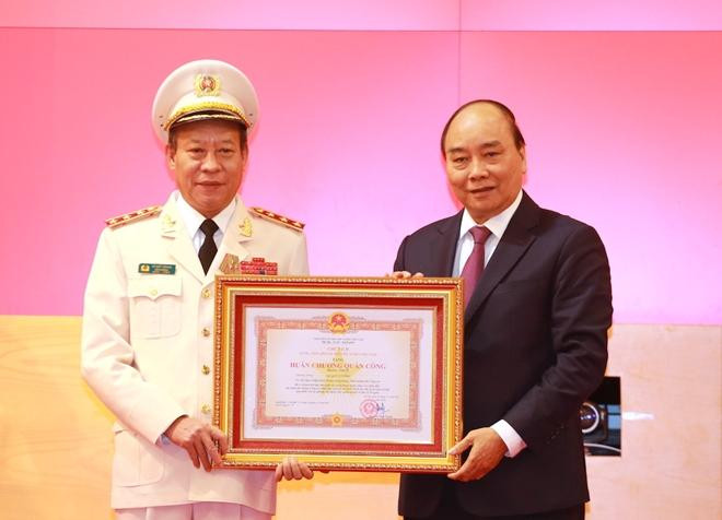 Thủ tướng Nguyễn Xuân Phúc trao Huân chương Quân công hạng Nhất tặng Thượng tướng Lê Quý Vương, Ủy viên Trung ương Đảng, Thứ trưởng Bộ Công an