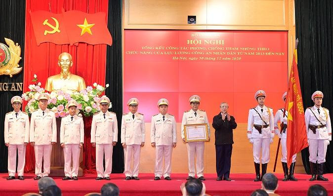 Thừa ủy quyền của Chủ tịch nước, Thường trực Ban Bí thư Trần Quốc Vượng trao Huân chương Lao động hạng Ba tặng Thanh tra Bộ Công an