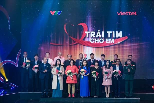 Trao tặng bằng khen của Bộ trưởng Bộ Y tế cho cho các cá nhân, tập thể đã luôn luôn sát cánh và đồng hành cùng những hoạt động của Trái tim cho em Trao tặng bằng khen của Bộ trưởng Bộ Y tế cho cho các cá nhân, tập thể đã luôn luôn sát cánh và đồng hành cùng những hoạt động của Trái tim cho em