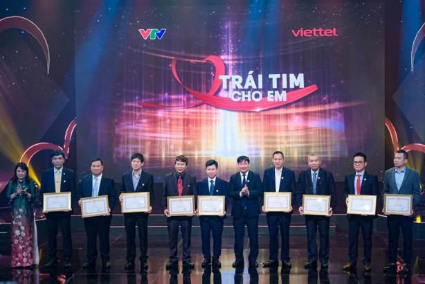 Trao kỷ niệm chương và hoa cho các nhà tài trợ đồng hành với Trái tim cho em Trao kỷ niệm chương và hoa cho các nhà tài trợ đồng hành với Trái tim cho em