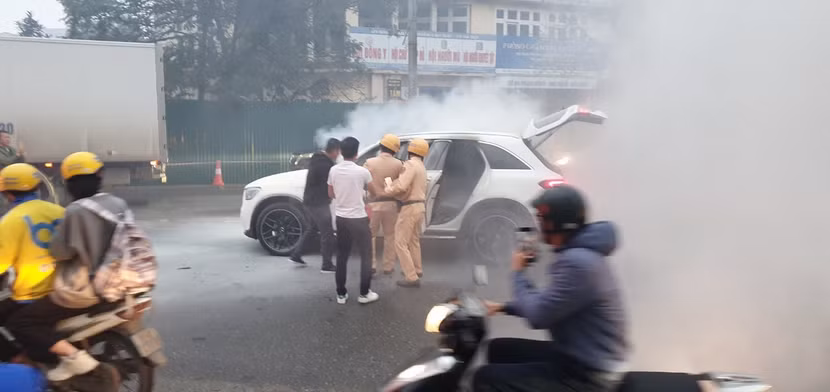 Lực lượng Cảnh sát giao thông có mặt kịp thời phân luồng, xử lý vụ cháy Lực lượng Cảnh sát giao thông có mặt kịp thời phân luồng, xử lý vụ cháy