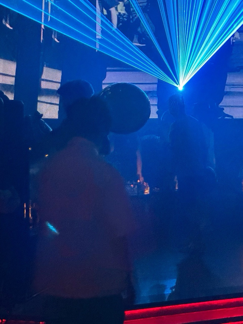 Dù đã được cảnh báo, song nhiều bạn trẻ vẫn tìm đến quán bar để chơi "bóng cười" Dù đã được cảnh báo, song nhiều bạn trẻ vẫn tìm đến quán bar để chơi "bóng cười"