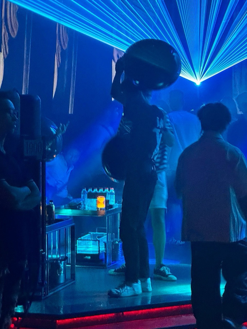 Các "dân chơi" vừa hít "bóng cười" vừa lắc lư theo tiếng nhạc chát chúa Các "dân chơi" vừa hít "bóng cười" vừa lắc lư theo tiếng nhạc chát chúa