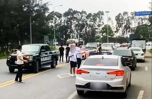 "Hải Idol" chỉ đạo ê-kíp của mình dừng đoàn xe sang rước dâu, dàn giữa đường rồi chụp ảnh, quay clip nhằm "câu view"