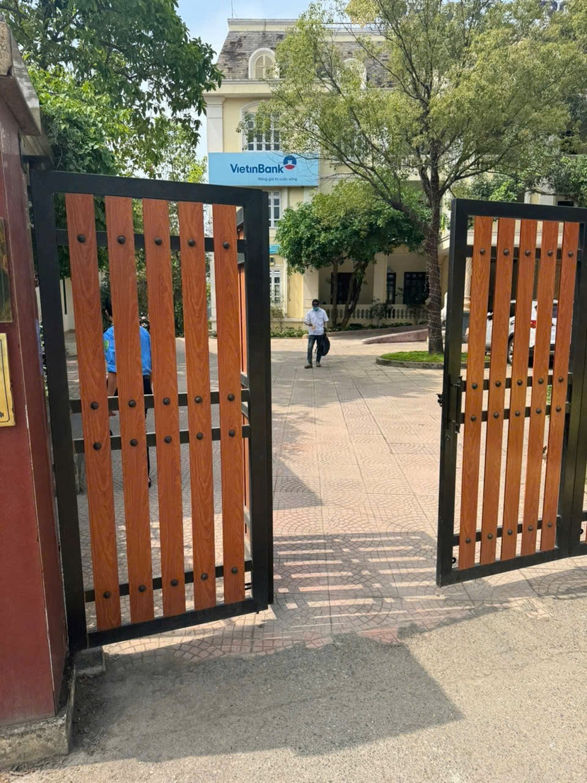 Đối tượng từ trụ sở ngân hàng đi ra sau khi gây án Đối tượng từ trụ sở ngân hàng đi ra sau khi gây án