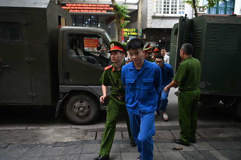 24 bị cáo được dẫn giải đến phòng xét xử 24 bị cáo được dẫn giải đến phòng xét xử