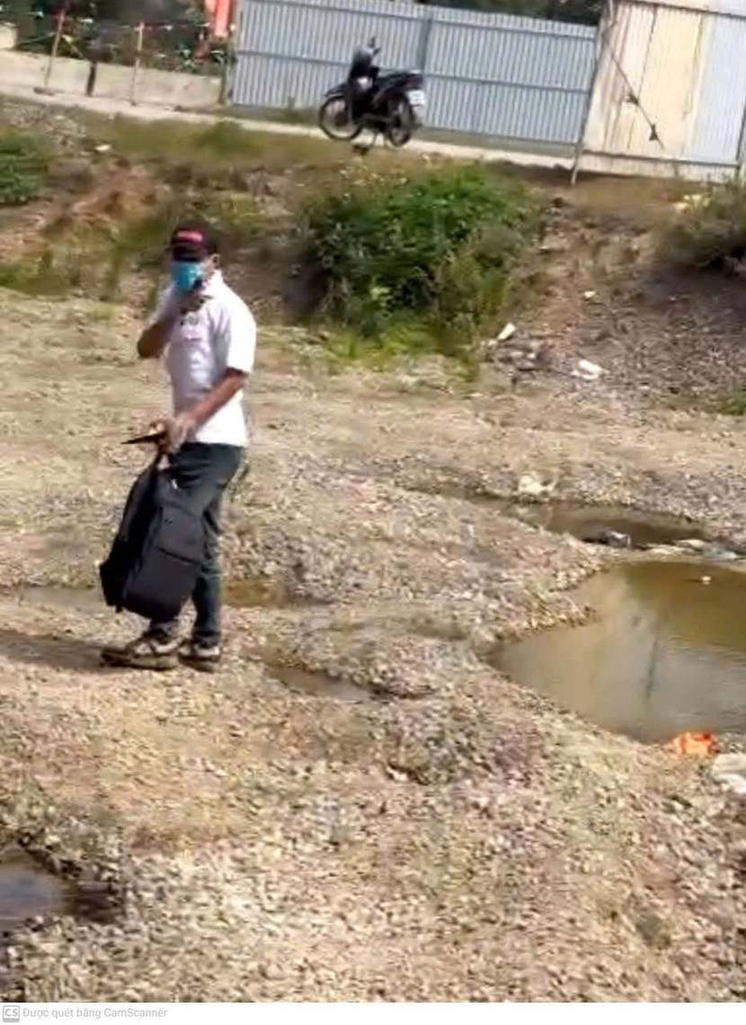 Thủ phạm mang theo 1 con dao bầu khi vào ngân hàng với mục đích đe doạ cướp tài sản Thủ phạm mang theo 1 con dao bầu khi vào ngân hàng với mục đích đe doạ cướp tài sản