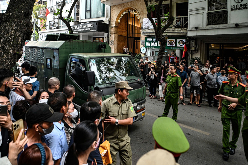 Nhiều người có mặt từ sớm để tham dự phiên tòa Nhiều người có mặt từ sớm để tham dự phiên tòa