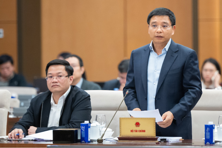 Bộ trưởng Bộ Tài chính Nguyễn Văn Thắng báo cáo tại phiên họp