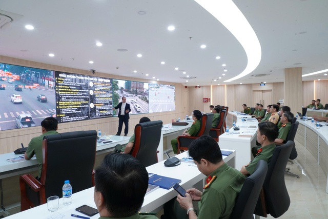 CATP Hà Nội triển khai thí điểm các phần mềm ứng dụng quản lý tín hiệu hình ảnh camera tại Trung tâm chỉ huy. Ảnh (Minh Nhuần)