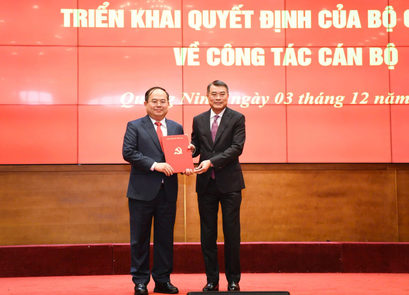 Trưởng Ban Tổ chức Trung ương Lê Minh Hưng (phải) trao Quyết định cho tân Bí thư Tỉnh ủy Quảng Ninh Quản Minh Cường (Ảnh: Minh Châu).