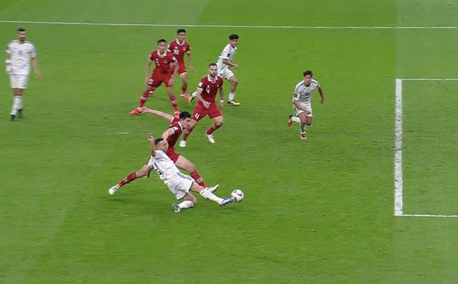 Cầu thủ Iraq không bị thổi việt vị trong tình huống này, trận thắng Indonesia 3-1