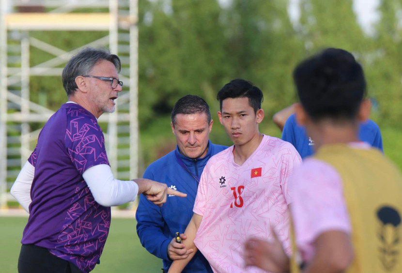 HLV Troussier muốn học trò tự tin, lạc quan song cũng yêu cầu nỗ lực hơn 100% khả năng ở trận gặp đối thủ mạnh như Nhật Bản