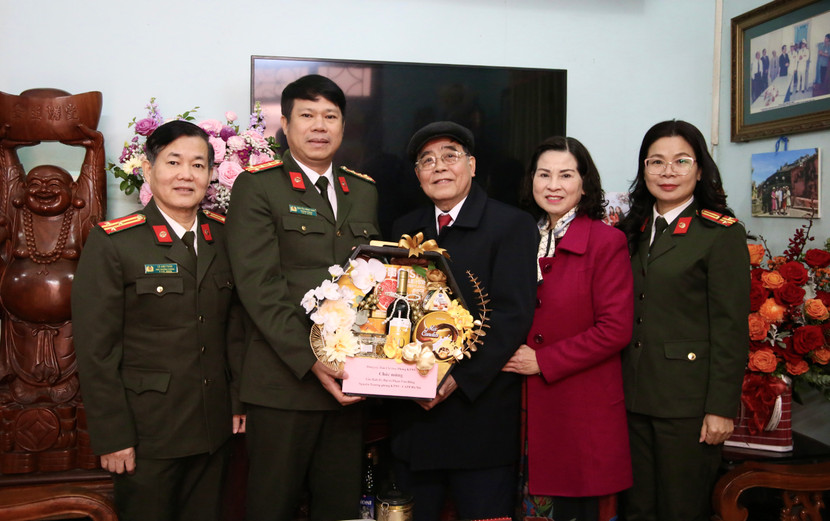 Đại tá Nguyễn Hồng Thủy cùng cán bộ chiến sỹ Phòng Kỹ thuật nghiệp vụ CATP Hà Nội thăm, tặng quà, chúc tết gia đình đồng chí Phạm Văn Dũng Đại tá Nguyễn Hồng Thủy cùng cán bộ chiến sỹ Phòng Kỹ thuật nghiệp vụ CATP Hà Nội thăm, tặng quà, chúc tết gia đình đồng chí Phạm Văn Dũng