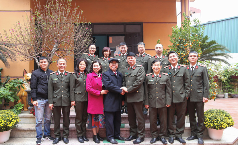 Tình cảm nồng ấm giữa các thế hệ cán bộ chiến sỹ Phòng Kỹ thuật nghiệp vụ CATP Hà Nội Tình cảm nồng ấm giữa các thế hệ cán bộ chiến sỹ Phòng Kỹ thuật nghiệp vụ CATP Hà Nội