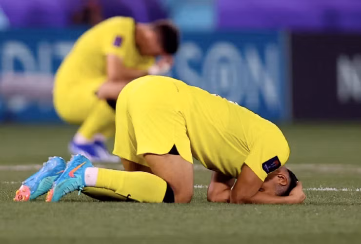 Cầu thủ Malaysia đổ gục xuống sân khi thua sát nút Bahrain phút 90+5