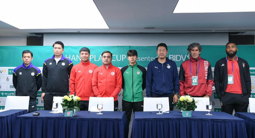 Đại diện 4 đội bóng tại buổi họp báo trước giải