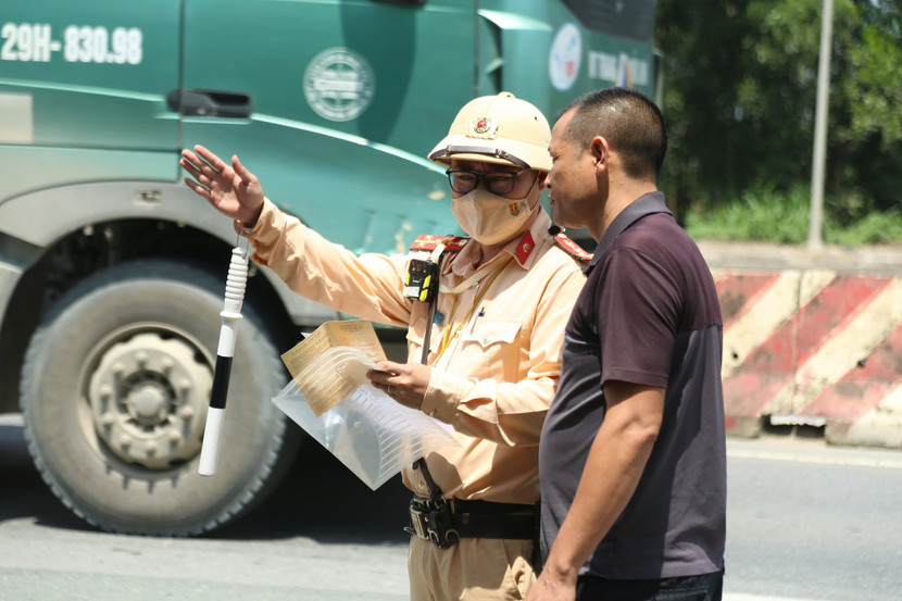 Lực lượng Cảnh sát giao thông không chỉ xử lý vi phạm mà còn tăng cường tuyên truyền để nâng cao ý thức tham gia giao thông của các tài xế xe tải Lực lượng Cảnh sát giao thông không chỉ xử lý vi phạm mà còn tăng cường tuyên truyền để nâng cao ý thức tham gia giao thông của các tài xế xe tải