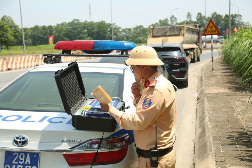 Tập trung xử lý xe quá tải là rất cần thiết Tập trung xử lý xe quá tải là rất cần thiết