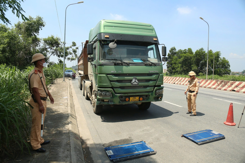Việc các phương tiện chở quá tải có thể gây ra nhiều hệ lụy khó lường Việc các phương tiện chở quá tải có thể gây ra nhiều hệ lụy khó lường