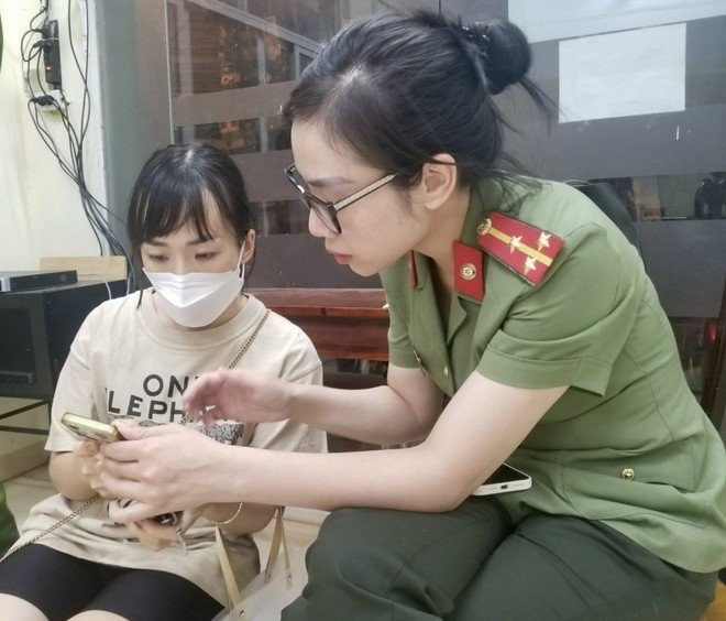 Công an quận Hai Bà Trưng (Hà Nội) đến tận nhà hướng dẫn nhân dân kích hoạt định danh điện tử Công an quận Hai Bà Trưng (Hà Nội) đến tận nhà hướng dẫn nhân dân kích hoạt định danh điện tử