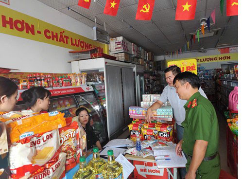 Nhiều cửa hàng tạp hóa, siêu thị đã bày bán bánh Trung thu từ rất sớm