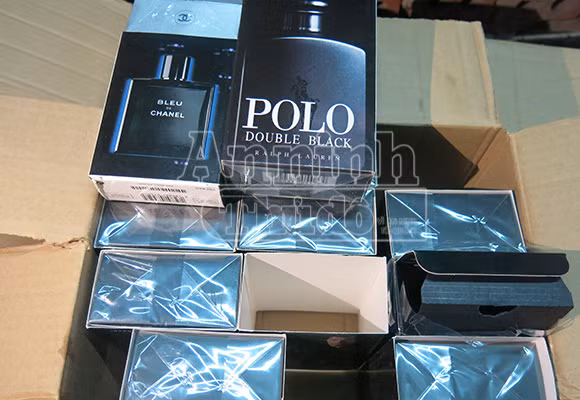 Sốc: Nước hoa Chanel, Gucci… đổ đống ngoài bãi xe ảnh 3