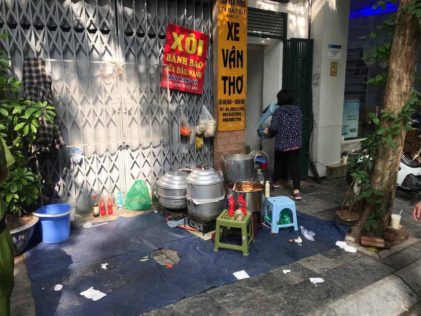 Vắng bóng lực lượng chức năng, người dân lại tranh thủ bày bán đồ ăn sáng ra vỉa hè Vắng bóng lực lượng chức năng, người dân lại tranh thủ bày bán đồ ăn sáng ra vỉa hè