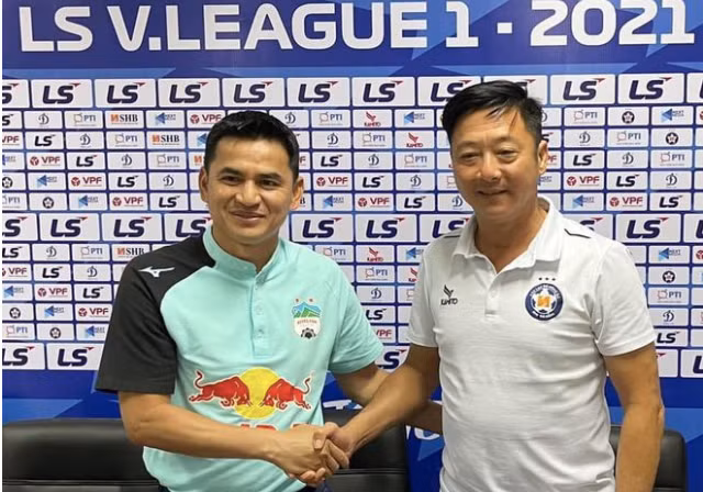 HLV Kiatisak (trái) và HLV Lê Huỳnh Đức bắt tay thân tình trước cuộc đấu trí ngày 8-4