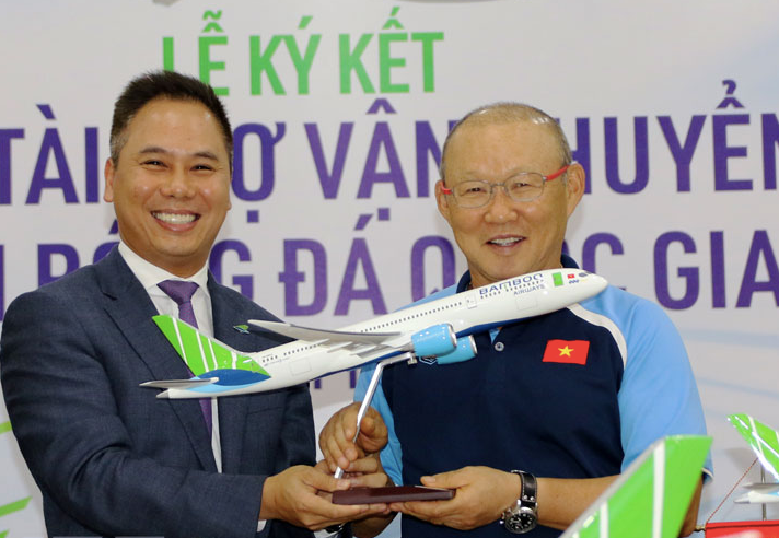 Đại diện Bamboo Airways tặng HLV Park Hang-seo chiếc may bay mô hình tại lễ ký kết tài trợ