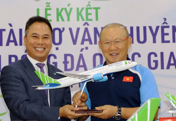 Đại diện Bamboo Airways tặng HLV Park Hang-seo chiếc may bay mô hình tại lễ ký kết tài trợ