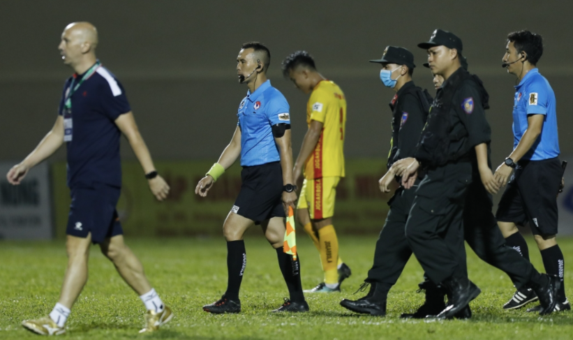 Trợ lý trọng tài Nguyên Thành cùng đồng nghiệp phải nhờ cảnh sát hộ tống rời sân Thanh Hoá