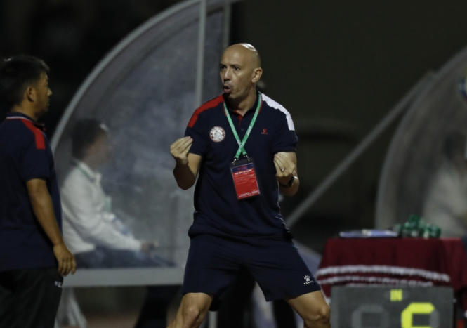 Phụ trách chuyên môn nhưng trợ lý Filipe lại rất hay phản ứng thái quá, nhiều lần nhận thẻ phạt