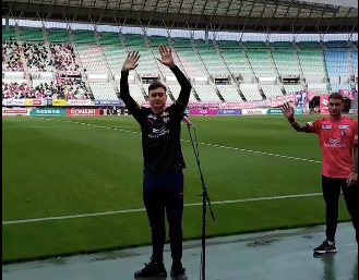 Thủ môn Đặng Văn Lâm cùng tân binh khác là tiền đạo Adam ra mắt cổ động viên ở khoảng nghỉ giữa trận Cerezo Osaka thắng Urawa Reds, ngày 18-4 (ảnh chụp màn hình)