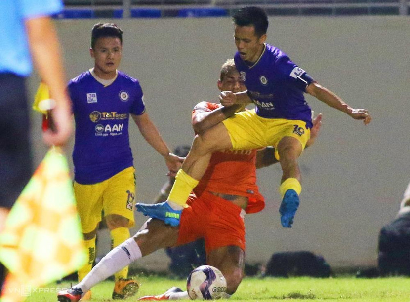 Đương kim Quả bóng vàng Nguyễn Văn Quyết đối mặt án treo giò sau pha vào bóng phản cảm với đồng nghiệp Almeida (CLB Đà Nẵng) Đương kim Quả bóng vàng Nguyễn Văn Quyết đối mặt án treo giò sau pha vào bóng phản cảm với đồng nghiệp Almeida (CLB Đà Nẵng)