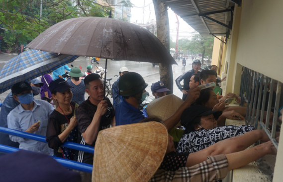 Khán giả đội mưa xếp hàng mua vé chờ xem HAGL thi đấu chủ nhà Thanh Hoá ngày 28-4 tới Khán giả đội mưa xếp hàng mua vé chờ xem HAGL thi đấu chủ nhà Thanh Hoá ngày 28-4 tới