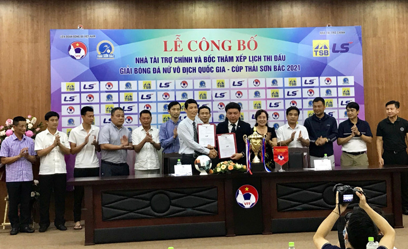 Đại diện VFF và Thái Sơn Bắc tại lễ ký kết chiều 26-4