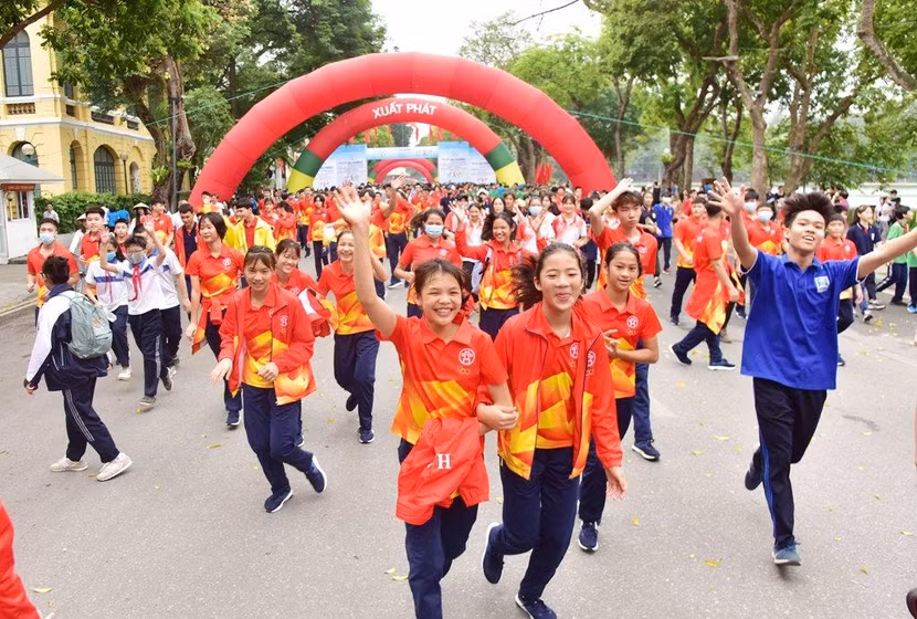 ...cùng đông đảo tầng lớp nhân dân tham gia chạy hưởng ứng quanh hồ Hoàn Kiếm