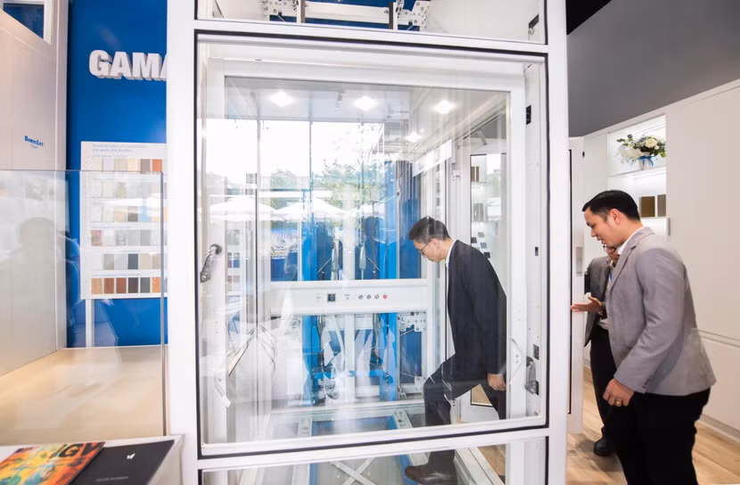 Khách hàng trực tiếp tham quan và trải nghiệm sản phẩm