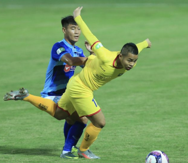 Sau khi thua dễ tại Cúp quốc gia (phải), SLNA giờ sẽ dồn toàn lực cho cuộc đua trụ hạng V-League Sau khi thua dễ tại Cúp quốc gia (phải), SLNA giờ sẽ dồn toàn lực cho cuộc đua trụ hạng V-League