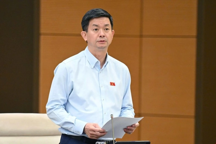 Tổng Thư ký Quốc hội Lê Quang Tùng báo cáo tại phiên họp (Ảnh: Quốc hội)