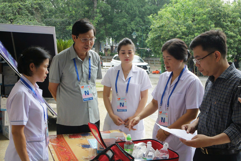 Phó Giám đốc Sở Y tế Hà Nội kiểm tra điểm trực y tế ở Công viên Thống Nhất