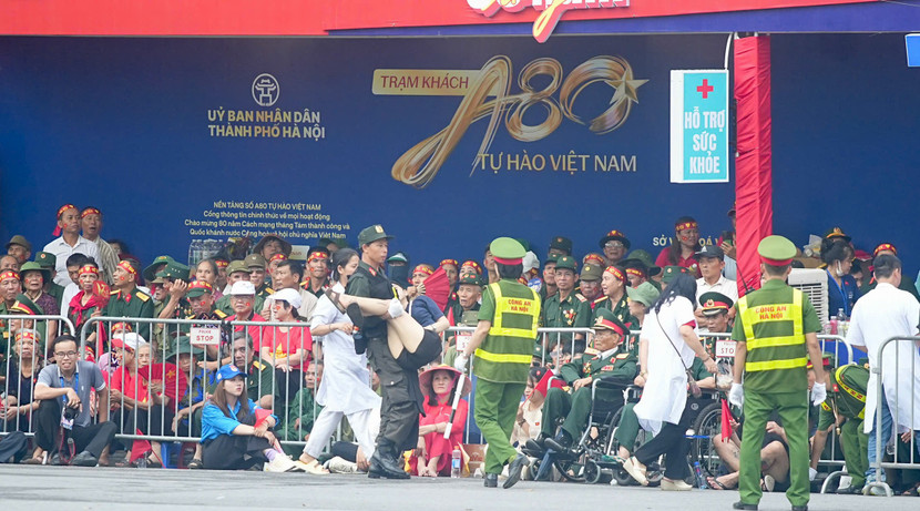 Một người dân ngất xỉu khi đang xem diễu binh, diễu hành, được Công an hỗ trợ đưa vào tổ y tế chăm sóc