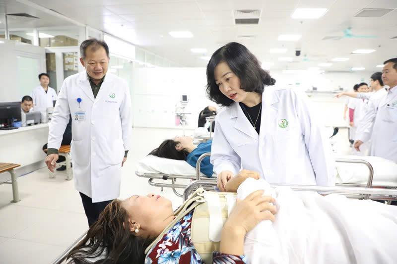 Bộ trưởng Đào Hồng Lan thăm bệnh nhân điều trị tại Bệnh viện Việt Đức