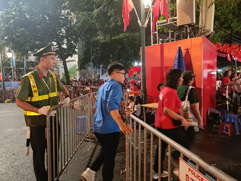 Lực lượng công an hướng dẫn người dân ngồi đúng vị trí, khu vực