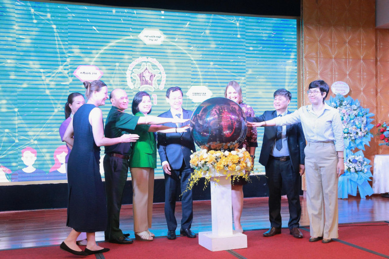 Các đại biểu bấm nút khai trương Tổng đài 111