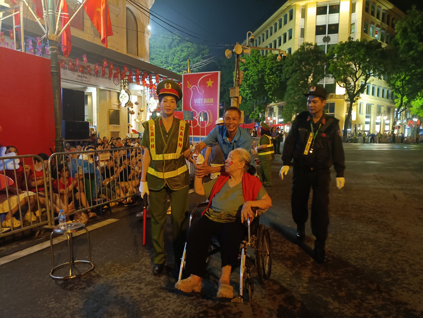 Một trường hợp người cao tuổi được Công an hướng dẫn, trợ giúp